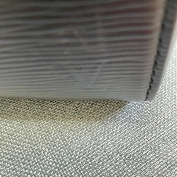 Louis Vuitton Epi - Picture 5 of 8